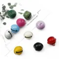 Primo piano di campanellini in ferro colorati per accessori artigianali e gioielli fai da te - Confezione da 10 / colori misti casuali
