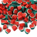 Nahaufnahme von bunten Wassermelonen-Polymer-Ton-Perlen für kreative DIY-Projekte - Dreieck Wassermelonen Stil (Rot)