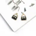 Colgante de bolso en esmalte negro con lazo de diamantes para creación de joyas - Estilo de Bolso 1 (BJI1076) / 2 Piezas (Aprox. 23x17mm)