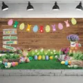 Lebendiger Oster-Fotohintergrund mit Holzwand, bunten Eiern und Hasen-Garten-Design - Osterhintergrund (SBJ-0011) / 95x75cm