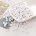 Perles en acrylique blanches cubiques pour la fabrication de bijoux DIY collier et bracelet - Lot de 50 pièces / Blanc