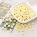 Perles cubes en acrylique jaune clair de qualité pour la création de bijoux DIY - Lot de 50 pièces / Jaune