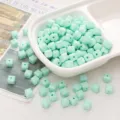 Perles carrées en acrylique vert menthe pour colliers DIY et accessoires de bijoux - Lot de 50 pièces / Vert