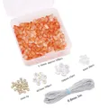 Detailansicht des DIY-Schmucksets mit orangefarbenen Glassplittern, Buchstabenperlen und Kordel. - Ca. 395 Stück/Packung / Karamell System