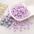 Perles cubiques en acrylique violet pour la création de bijoux artisanaux DIY. - Lot de 50 pièces / Violet