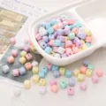 Assortiment de perles cubes en acrylique pastel pour la création de colliers et bracelets - Lot de 50 pièces / Couleurs Mélangées Aléatoires