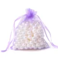 Kleiner lila Organzabeutel mit Kordelzug, gefüllt mit weißen Perlenimitationen für Geschenke. - Ca. 7x9cm / 10 Stück/Packung / Lila