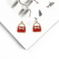 Colgante de bolso de aleación esmaltada roja con lazo de diamantes para joyería DIY - Estilo de Bolso 2 (BJI1076) / 2 Piezas (Aprox. 23x17mm)
