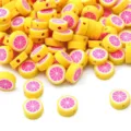 Gelbe Polymer-Ton-Perlen mit rosa Zitrusfrucht-Muster für DIY-Schmuckherstellung - Blutorangen Stil