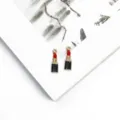 Dos dijes esmaltados en forma de lápiz labial con pedrería para la creación de joyas DIY - Estilo de Lápiz Labial 1 (BJI1076)