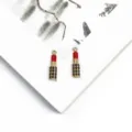 Elegante colgante de aleación con forma de lápiz labial rojo y dorado con strass - Estilo de Lápiz Labial 3 (BJI1076)