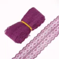 Vista dettagliata del pizzo floreale viola non elastico per decorazioni fai-da-te - Larghezza 45mm-5 Iarde / Viola scuro