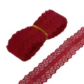 Dettaglio del bordo in pizzo floreale bordeaux non elastico per cucito e fai da te. - Larghezza 28mm-5 Iarde / Bordeaux