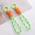 Handgefertigter verknoteter Schlüsselanhänger aus Polyester in Neon-Grün und Orange Design - 1 Stück / Leuchtstoffröhre