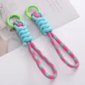 Handgefertigter Paracord-Schlüsselanhänger in Pink und Blau mit neongrünem Haken - 1 Stück / Rosarot mit hellgrünem Verschluss