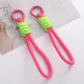 Geflochtener Schlüsselanhänger aus Polyester in Pink und Neongrün - 1 Stück / Rosarot mit rosarotem Verschluss