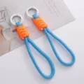 Handgefertigter Schlüsselanhänger aus geflochtenem Seil mit weißem Metall-Karabiner - 1 Stück / Blau mit Weißem Verschluss