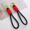 Dicker rot-schwarzer geflochtener Schlüsselanhänger aus Polyester mit einem gelben Ring. - 1 Stück / Schwarze Gelbe Schnalle