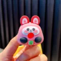 Lindo llavero de linterna de conejo rosa con diseño de ficha de mahjong de fortuna - Conejo de Prosperidad / Rosa