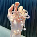 Kristall-Schleife Perlen-Handykette mit schillernden facettierten Anhängern. - Rosa