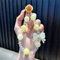 Grazioso portachiavi di perle con perline gialle screpolate e un grande fiocco iridescente - 1 Pezzo/Confezione / Giallo