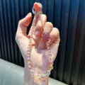 Funkelnde Kristall-Perlen-Handykette mit pinkem Erdbeer-Anhänger aus Strasssteinen - Perlenbesetzte Strass-Erdbeere / Inklusive Handy-Dichtung / Rosa
