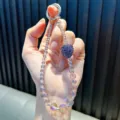 Lila Kristallperlen Handy-Lanyard mit glitzerndem Strass-Erdbeere-Anhänger und Ring - Perlenbesetzte Strass-Erdbeere / Inklusive Handy-Dichtung / Dunkellila