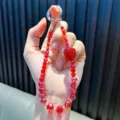 Rote Kristallperlen-Handykette mit funkelndem Erdbeer-Anhänger für Damen und Mädchen - Perlenbesetzte Strass-Erdbeere / Inklusive Handy-Dichtung / Rot