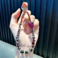 Funkelnde Kristall-Handykette mit rotem Erdbeer-Anhänger für Taschen oder Schlüssel - Perlenbesetzte Strass-Erdbeere / Inklusive Handy-Dichtung / Schwarz