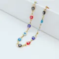 Dettaglio di una collana malocchio multicolore su catena in acciaio inossidabile dorato. - Catena Color Acciaio / Multicolore