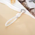 Minimalistische weiße geflochtene Handgelenkschlaufe für das Handy mit Silberringschließe - Charm-Anhänger / Römischer Knoten Silberperlen-Anhänger (K6010) / Weiß