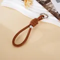 Elegante braune geknotete Handgelenkschlaufe aus Leder mit poliertem Silberring - Charm-Anhänger / Römischer Knoten Silberperlen-Anhänger (K6011) / Braun