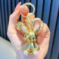 Goldener Spiegel-Hasen-Schlüsselanhänger mit funkelnden Strasssteinen - Verlauf Spiegel Gold