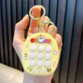 Llavero de mini juego electrónico de tres en raya amarillo con diseño de ganso - Estilo Ganso Blanco / Amarillo