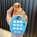 Llavero de juego Tic-Tac-Toe electrónico con diseño de gato azul lindo - Estilo Gato Negro / Azul