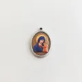 Gedetailleerde opname van een icoon van Maria en Kind op een ovale stalen hanger - Hanger Zonder Ketting / Staalkleur