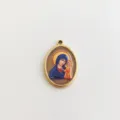 Detailopname van ovale roestvrijstalen hanger met religieuze Maagd Maria-icoon - Hanger Zonder Ketting / Goud