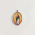 Detailweergave van een ovale roestvrijstalen religieuze hanger met gekleurd heiligenbeeld - Staalkleur