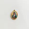 Detalle de la imagen de la Virgen María impresa en 3D en colgante ovalado - Colgante Único (Dorado) / Dorado
