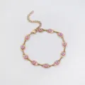 Dettaglio ravvicinato delle perline rosa evil eye su un bracciale in acciaio dorato - Oro - 17+5cm / Rosa