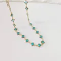 Dettaglio di una collana in acciaio inossidabile con eleganti pietre blu a rombo - 42+5cm / Celeste