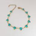 Detailansicht eines eleganten goldenen Edelstahlarmbands mit blauen Herz-Glassteinen - 17+5cm / Himmelblau