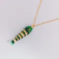 Primer plano de un colgante de pez articulado en esmalte verde y cadena dorada - Verde Oscuro