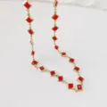 Dettaglio di una collana in acciaio inossidabile con pietre rosse a forma di rombo - 42+5cm / Rosso