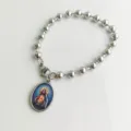 Dettaglio del braccialetto a sfere in acciaio inossidabile argento con ciondolo Gesù - Ritratto del Sacro Cuore di Gesù