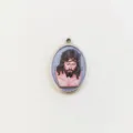 Detail van ovale roestvrijstalen hanger met 3D-geprint portret van Jezus Christus. - Staalkleur
