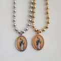 Detailweergave van Sint-Judas Thaddeus-hangers aan gouden en zilveren roestvrijstalen kogelkettingen. - Sint Judas (Stijl 9)