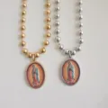 Vista detallada de collares de rosario de acero dorado y plateado con dijes de Guadalupe - Nuestra Señora de Guadalupe (Estilo 3) / Color acero
