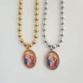 Detailweergave van gouden en zilveren rvs-kettingen met religieuze 3D-geprinte hangers - Heilige Familie (Stijl 8)