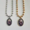 Detailweergave van 3D-geprinte religieuze hangers van Sint Franciscus aan roestvrijstalen kettingen - Sint Franciscus (Stijl 6)